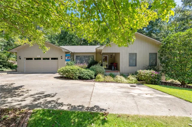 $439,000 | 211 Cherokee Drive, Fair Play, SC 29643