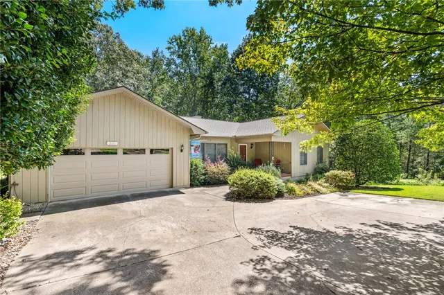 $439,000 | 211 Cherokee Drive, Fair Play, SC 29643