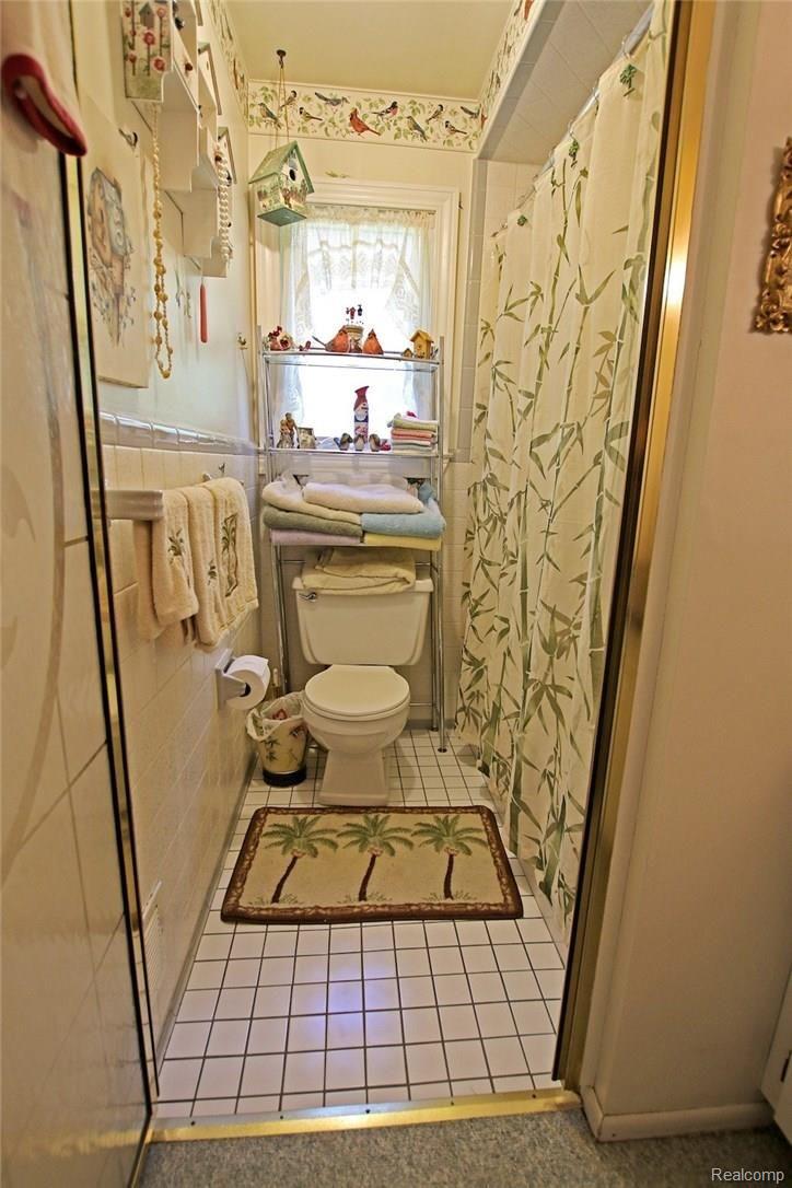 6451 Oakhill Road Clarkston, MI 48348 - Photo 22 of 52 22) Bathroom.jpg