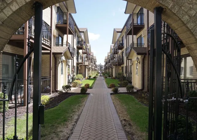 $215,000 | 5143 North East River Road, Unit 355D, Chicago, IL 60656