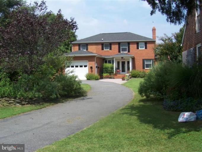 2004 Poplar Ridge Road Pasadena, MD 21122 - Photo 2 of 16 CIRCULAR DRIVEWAY