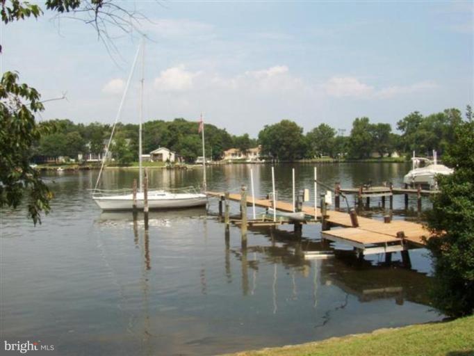 2004 Poplar Ridge Road Pasadena, MD 21122 - Photo 4 of 16 DEEP WATER OIERW/ BOAT LIFT