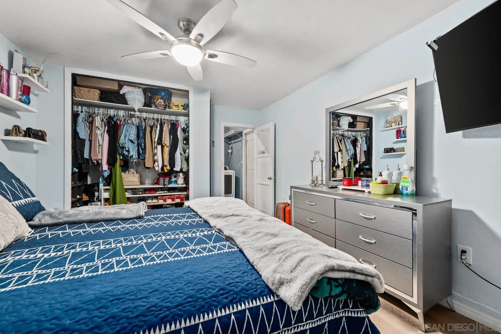 124 East View Street Fallbrook, CA 92028 - Photo 16 of 50 a living room with furniture and flat screen tv