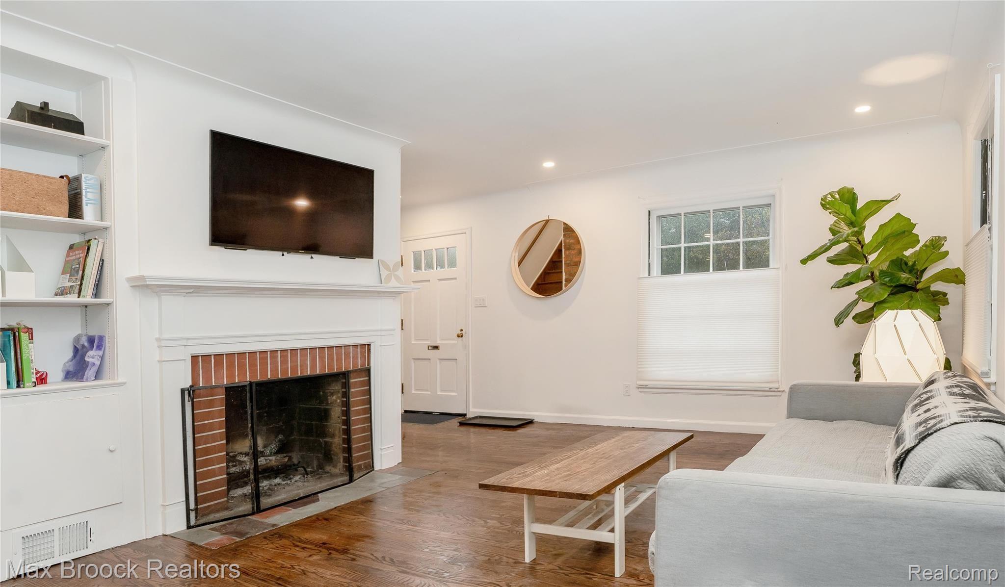 90 Amherst Road Pleasant Ridge, MI 48069 - Photo 7 of 43 Livingroom04.jpg