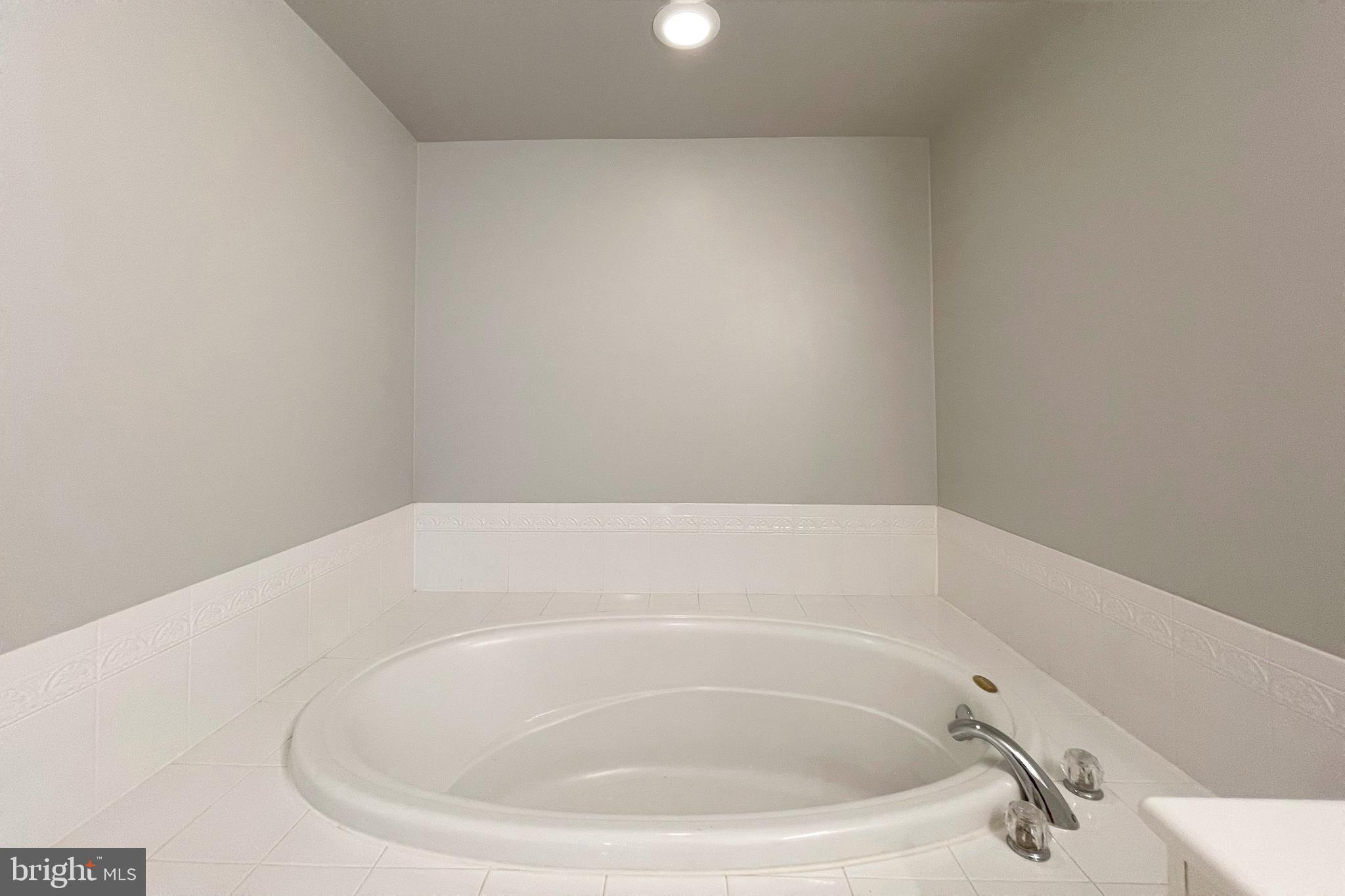 1555 North Colonial Terrace, Unit 600 Arlington, VA 22209 - Photo 19 of 29 a white bath tub sitting in a bathroom