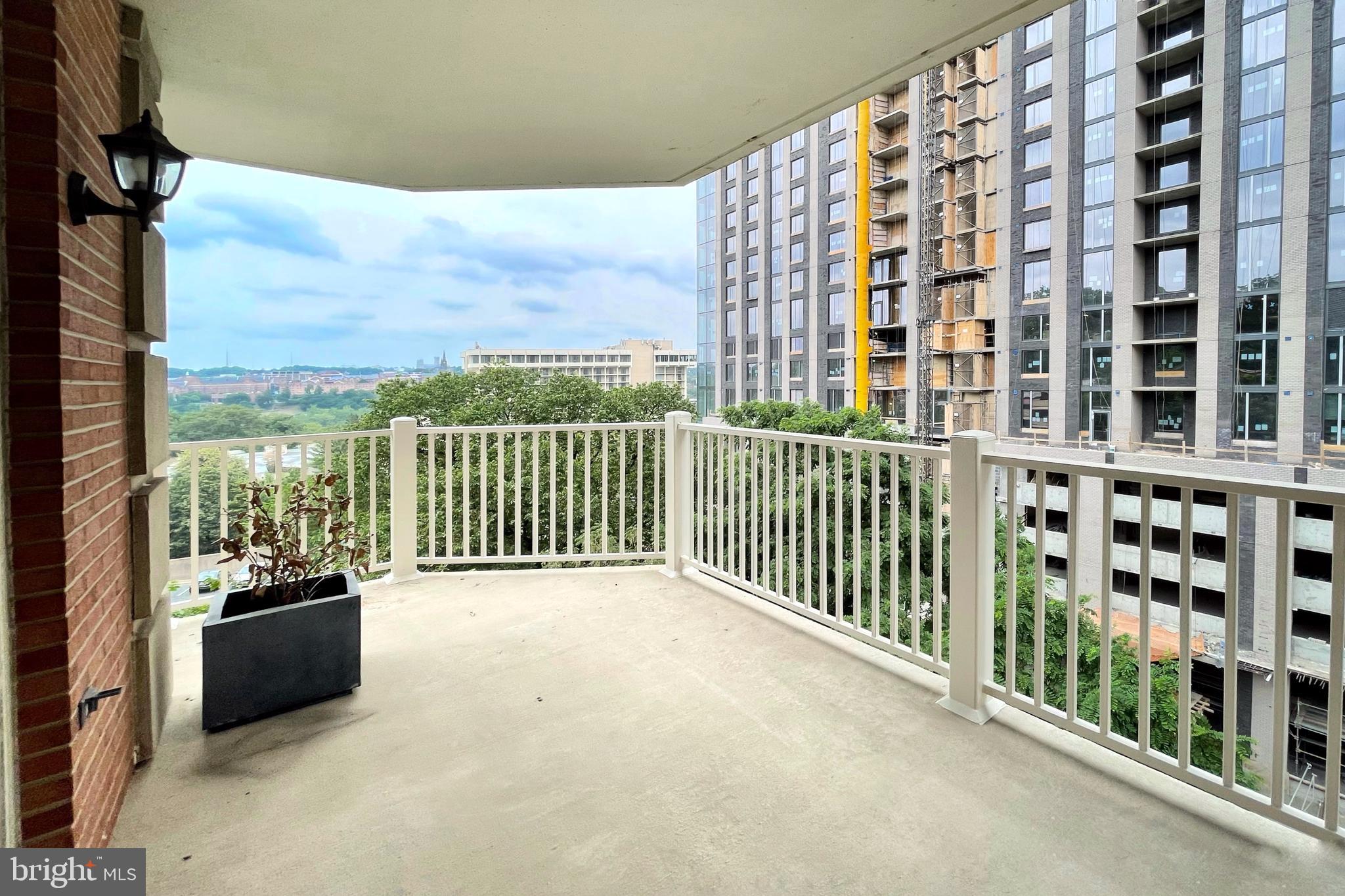 1555 North Colonial Terrace, Unit 600 Arlington, VA 22209 - Photo 25 of 29 a view of balcony with couch