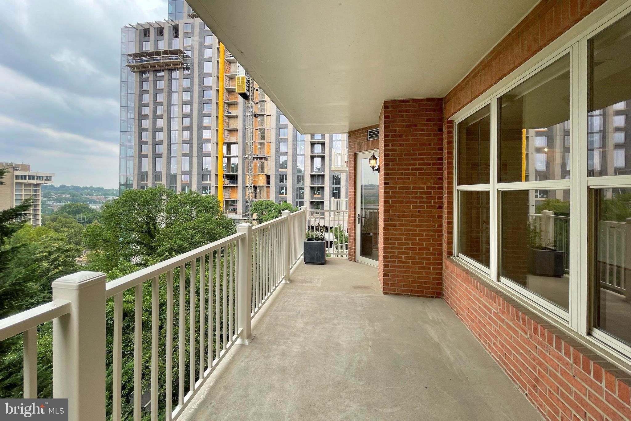 1555 North Colonial Terrace, Unit 600 Arlington, VA 22209 - Photo 8 of 29 a view of balcony with city view