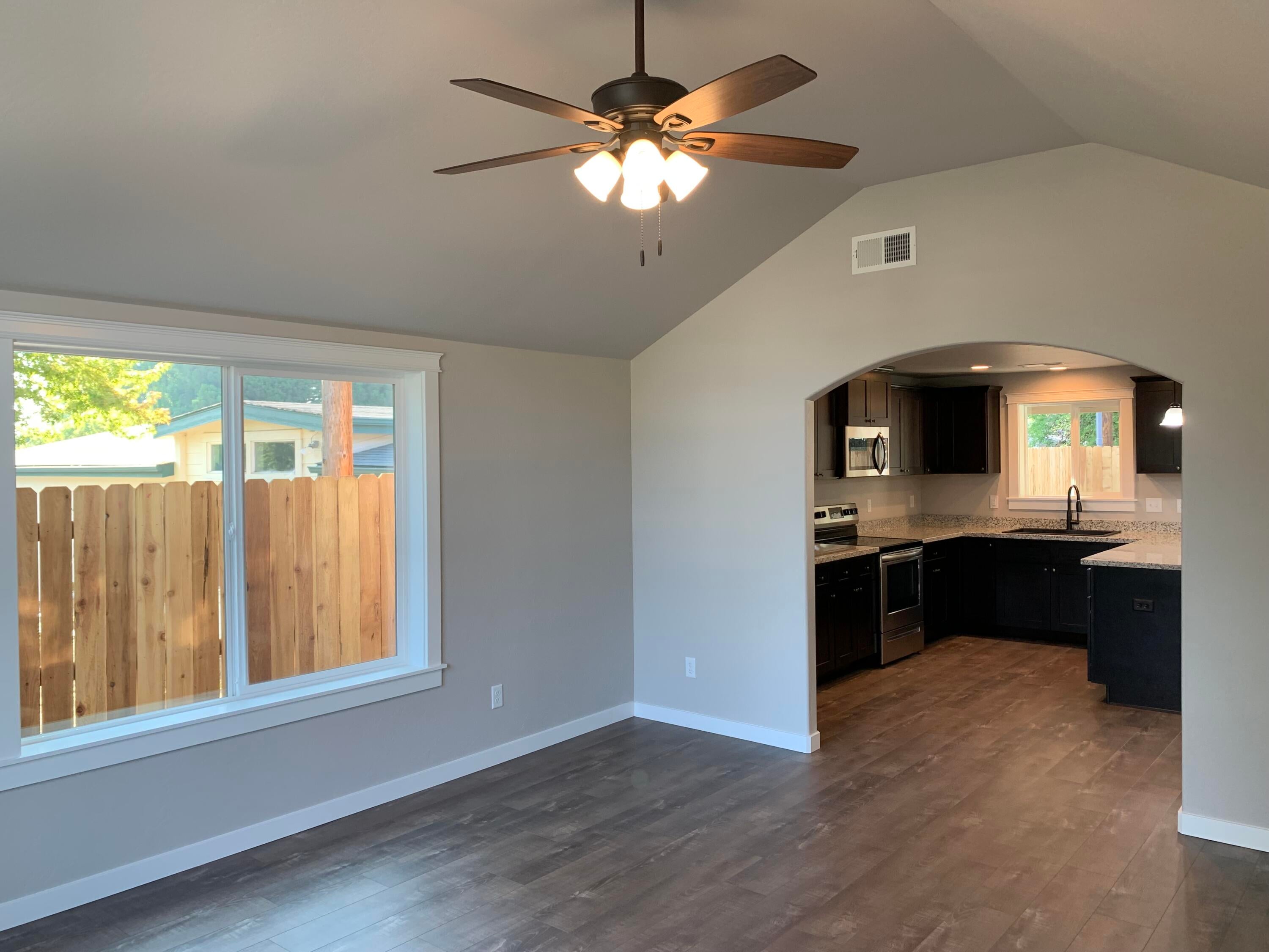 221 Samuel Lane Loop Road Phoenix, OR 97535 - Photo 5 of 15 Living room