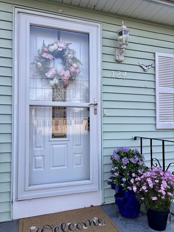 124 Newhouse Street Springfield, MA 01118 - Photo 2 of 21 Gallery Image 2
