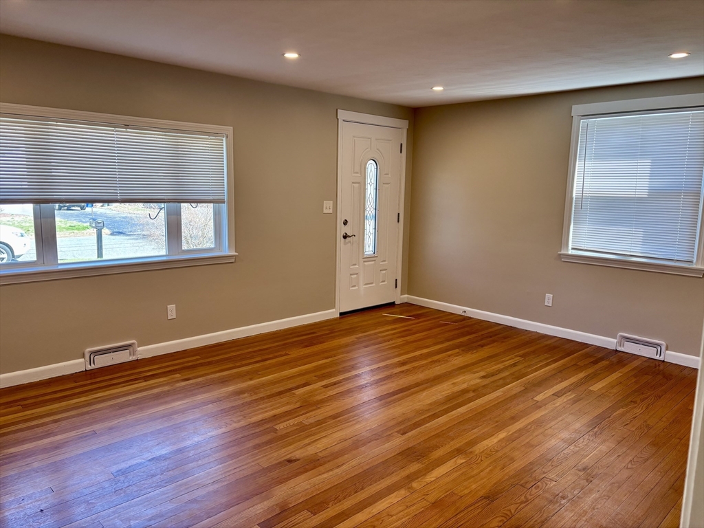 124 Newhouse Street Springfield, MA 01118 - Photo 8 of 21 Gallery Image 8