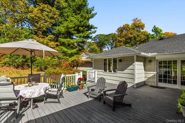 a view of a houses with yard