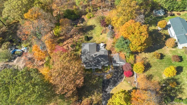 a picture of a bench in a white house