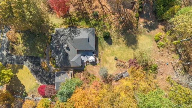 a black and white photo of a living room