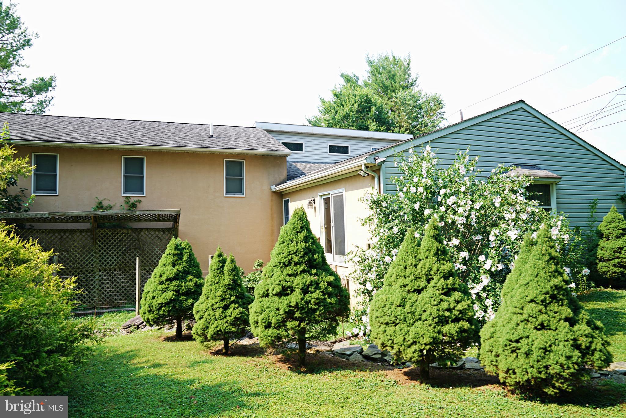 2182 Millersville Road Lancaster, PA 17603 - Photo 3 of 30 Side courtyard partially fenced in