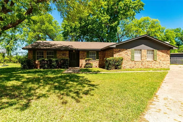 $259,900 | 12 Brookhollow Circle, Gainesville, TX 76240