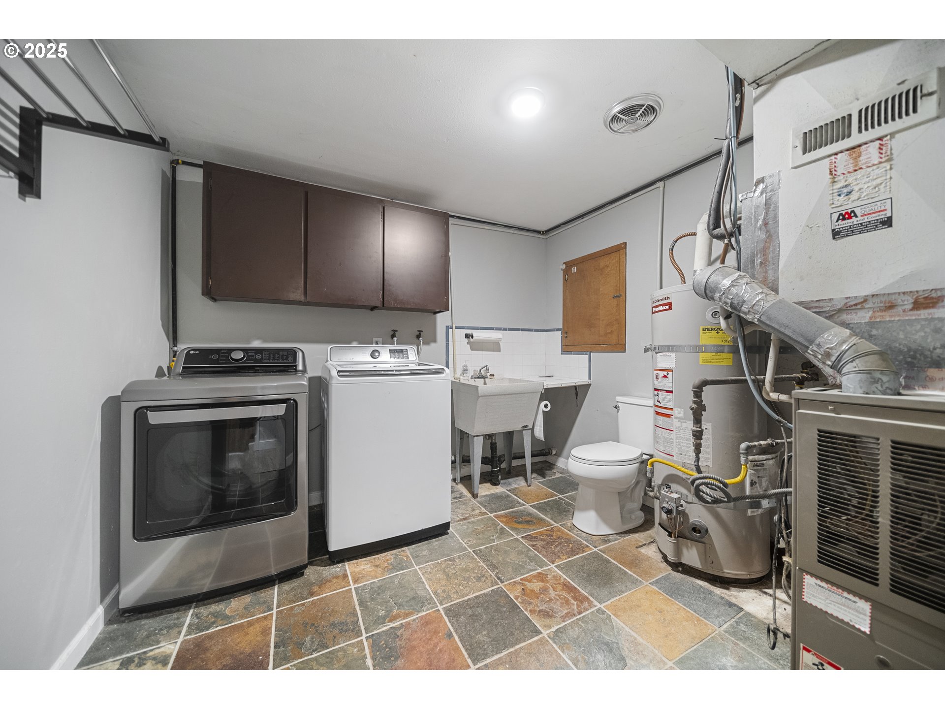 712 Southwest 4th Street Gresham, OR 97080 - Photo 33 of 47 a storage room with washer and dryer