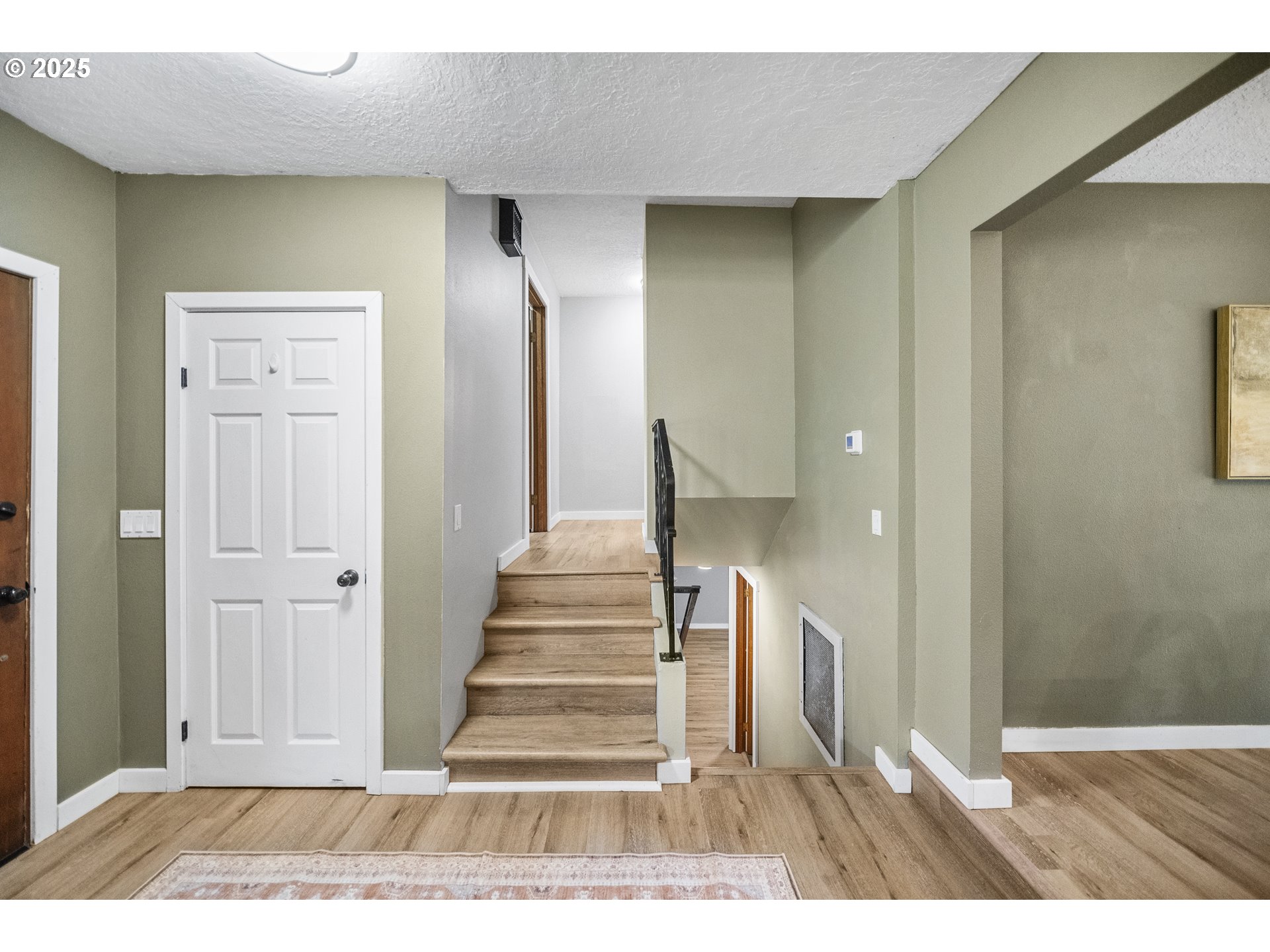 712 Southwest 4th Street Gresham, OR 97080 - Photo 5 of 47 a view of a livingroom