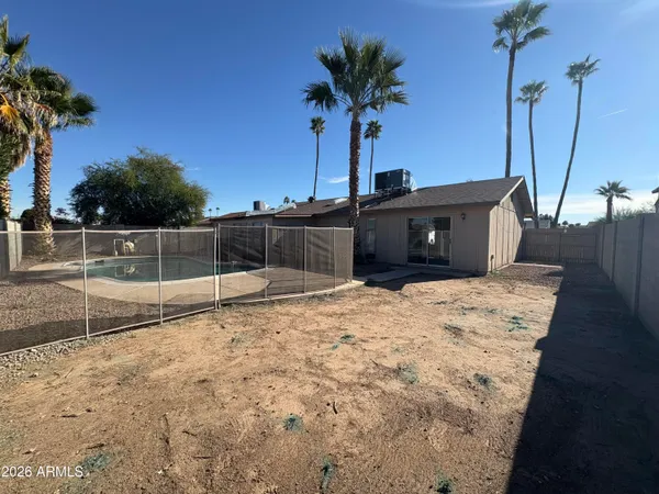 a view of a backyard