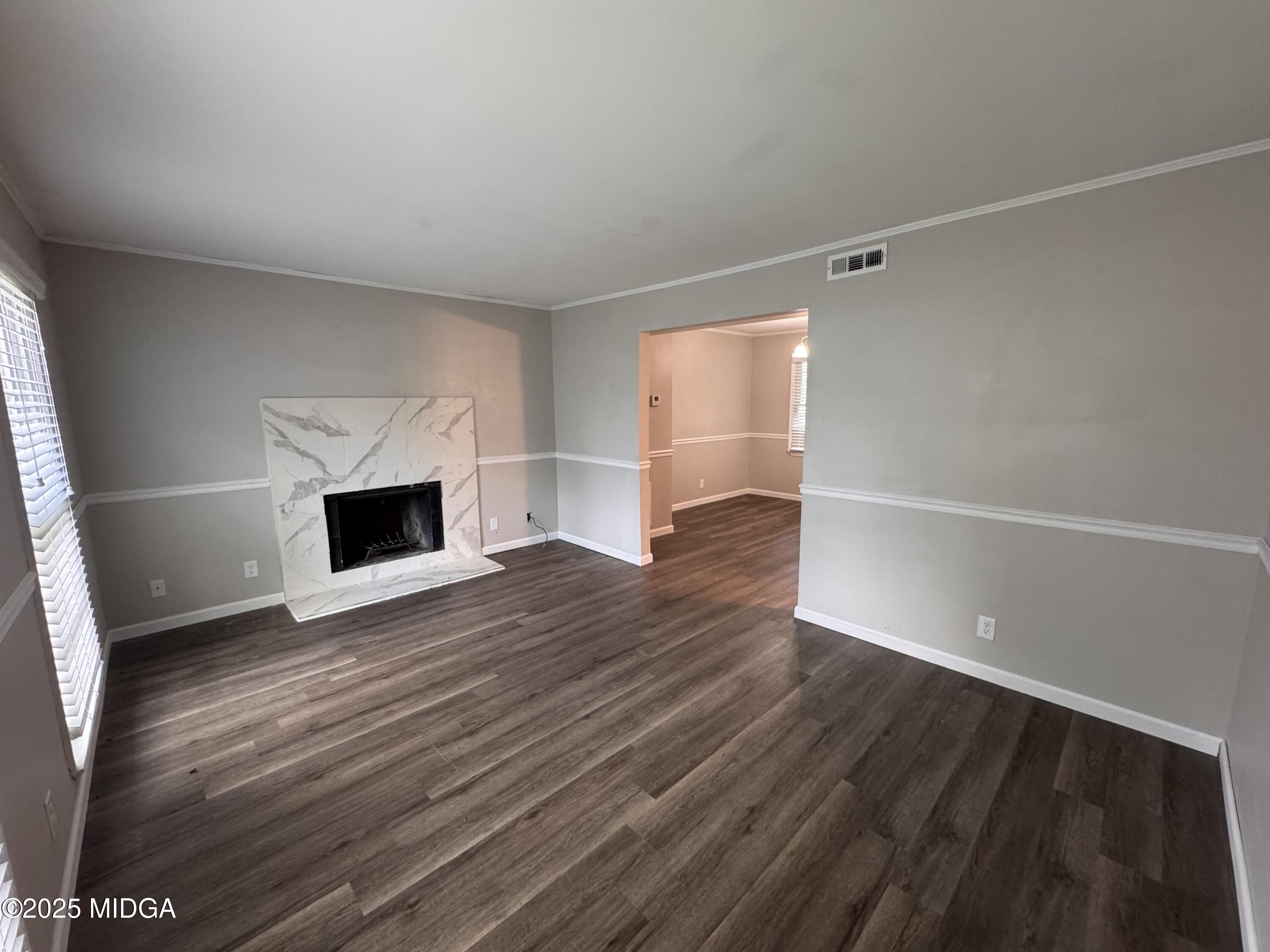 215 Springdale Court Macon, GA 31210 - Photo 2 of 9 Living Room