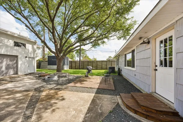 $2,400 | 1136 Oak Tree Drive, Houston, TX 77055