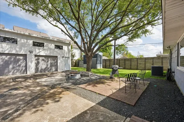 $2,400 | 1136 Oak Tree Drive, Houston, TX 77055
