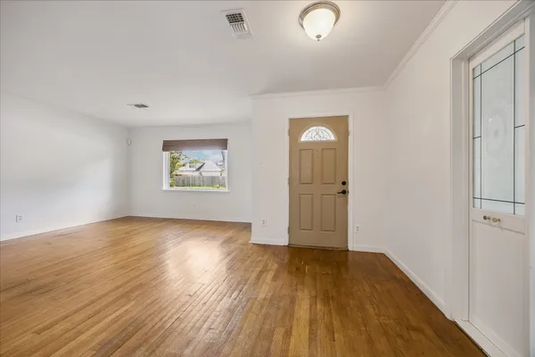 $2,400 | 1136 Oak Tree Drive, Houston, TX 77055