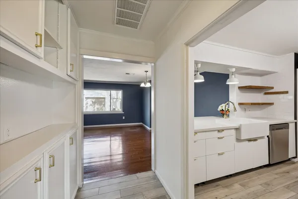 $2,400 | 1136 Oak Tree Drive, Houston, TX 77055