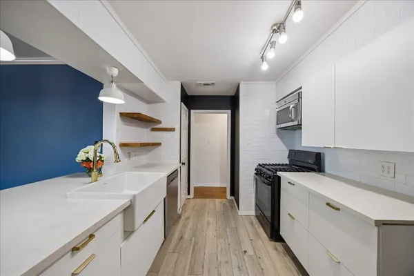 $2,400 | 1136 Oak Tree Drive, Houston, TX 77055