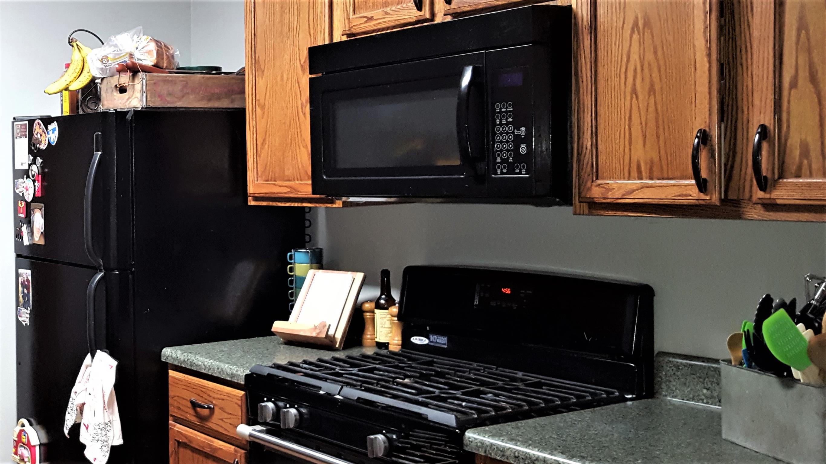 1036 White Road Burns, TN 37029 - Photo 3 of 10 Large gas stove