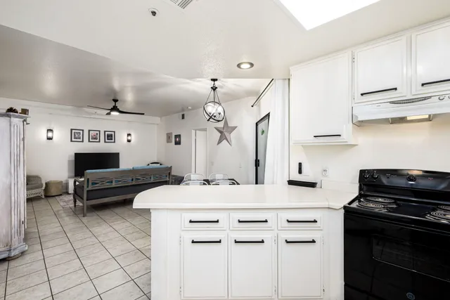 $2,100 | 255 South Avenida Caballeros, Unit 302, Palm Springs, CA 92262