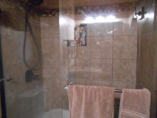 15600 Jones Road White City, OR 97503 - Photo 17 of 28 Shower in front bath- large, tiled with