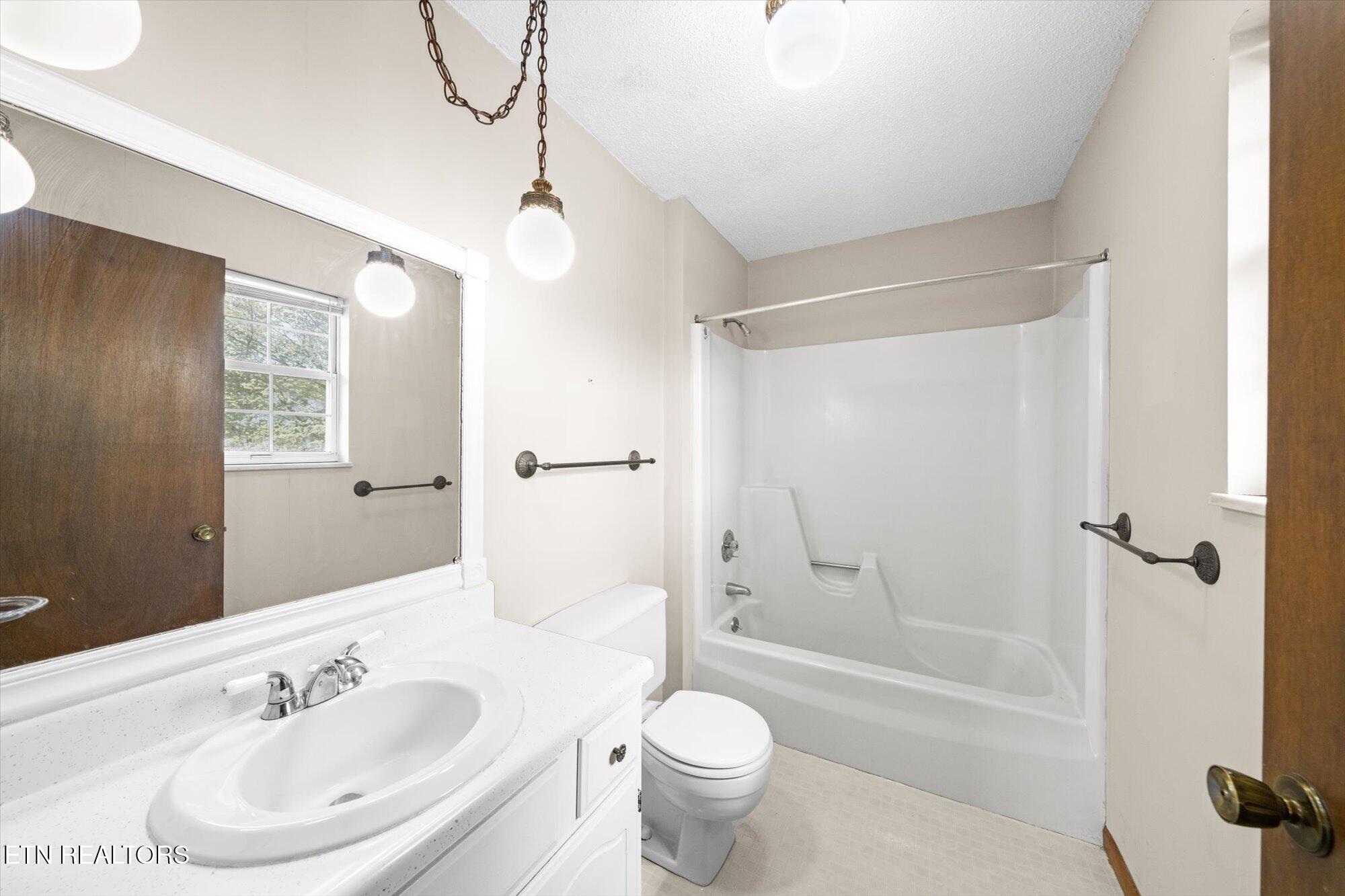 7205 Chartwell Road Knoxville, TN 37931 - Photo 12 of 29 Master bathroom