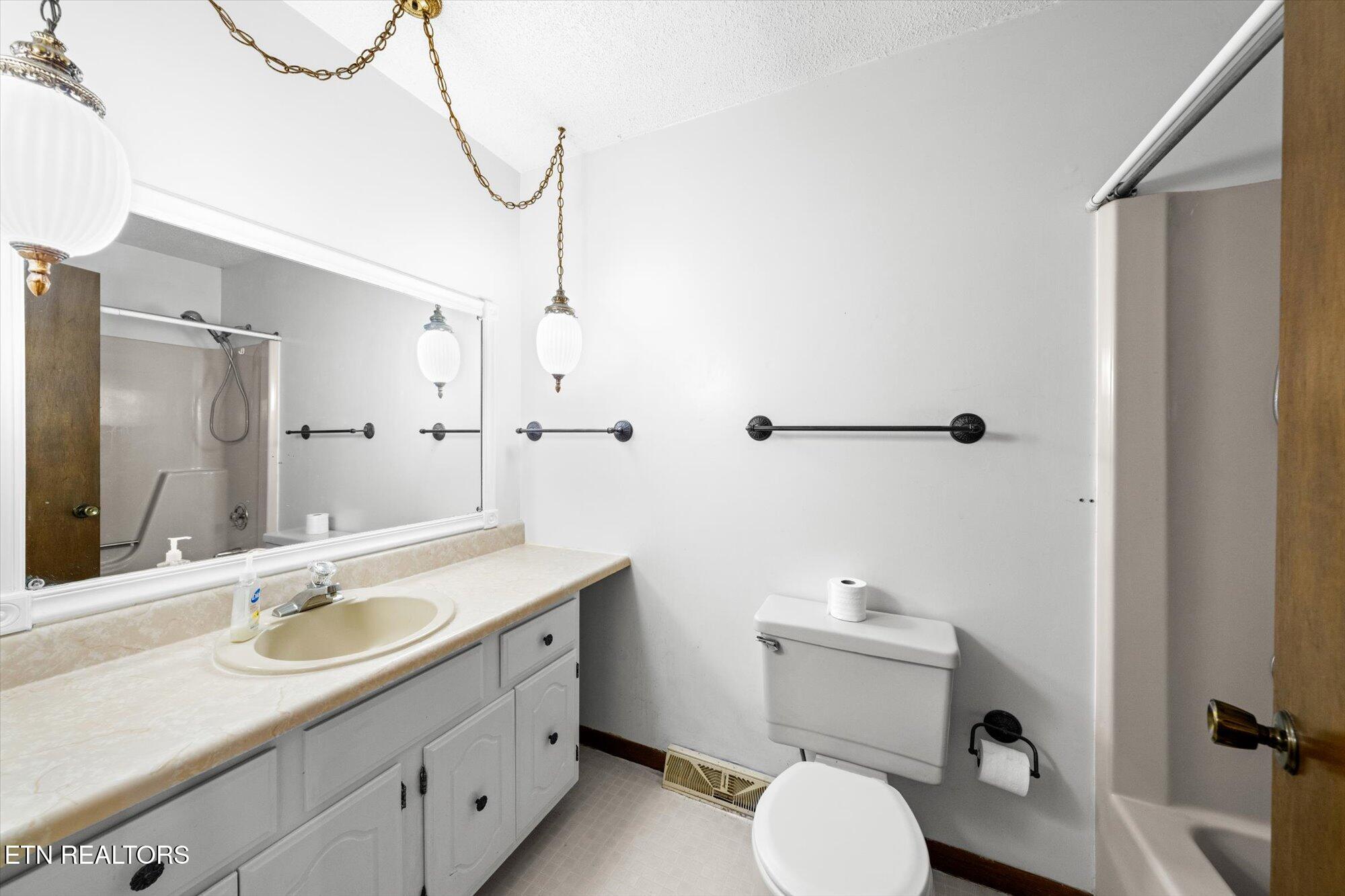 7205 Chartwell Road Knoxville, TN 37931 - Photo 15 of 29 Hall bathroom