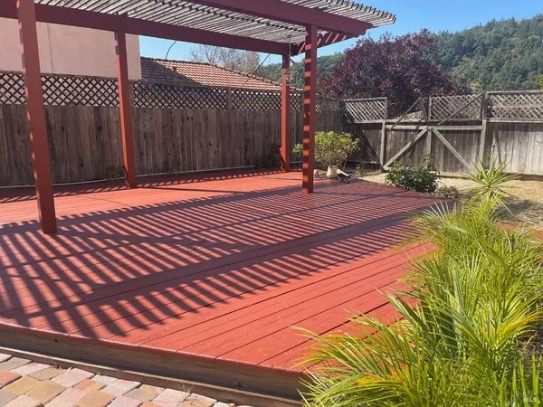 a view of a backyard