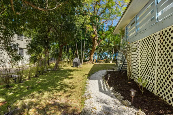 a view of yard with tree