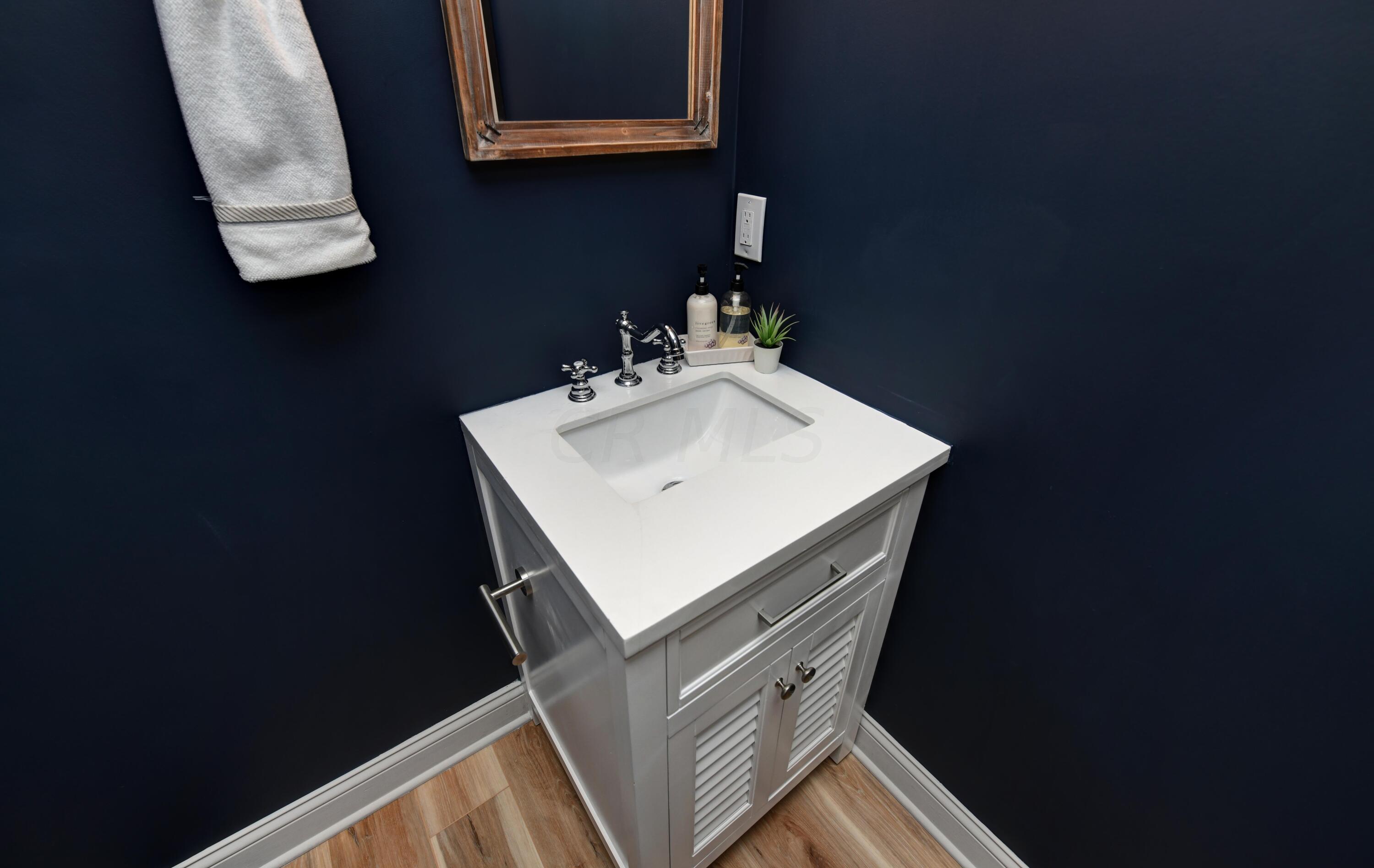1275 East Fulton Street Columbus, OH 43205 - Photo 17 of 36 Half Bath