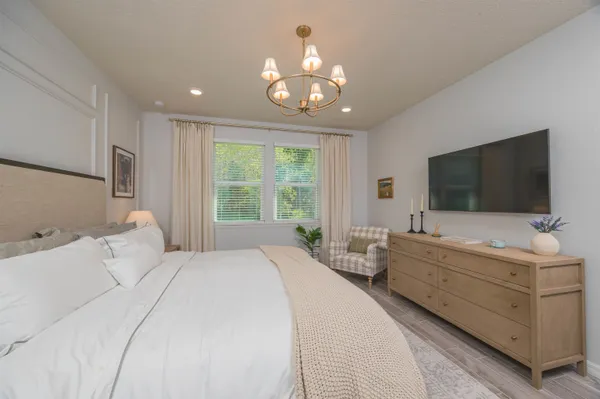 a en suite bathroom with a double vanity sink and mirror