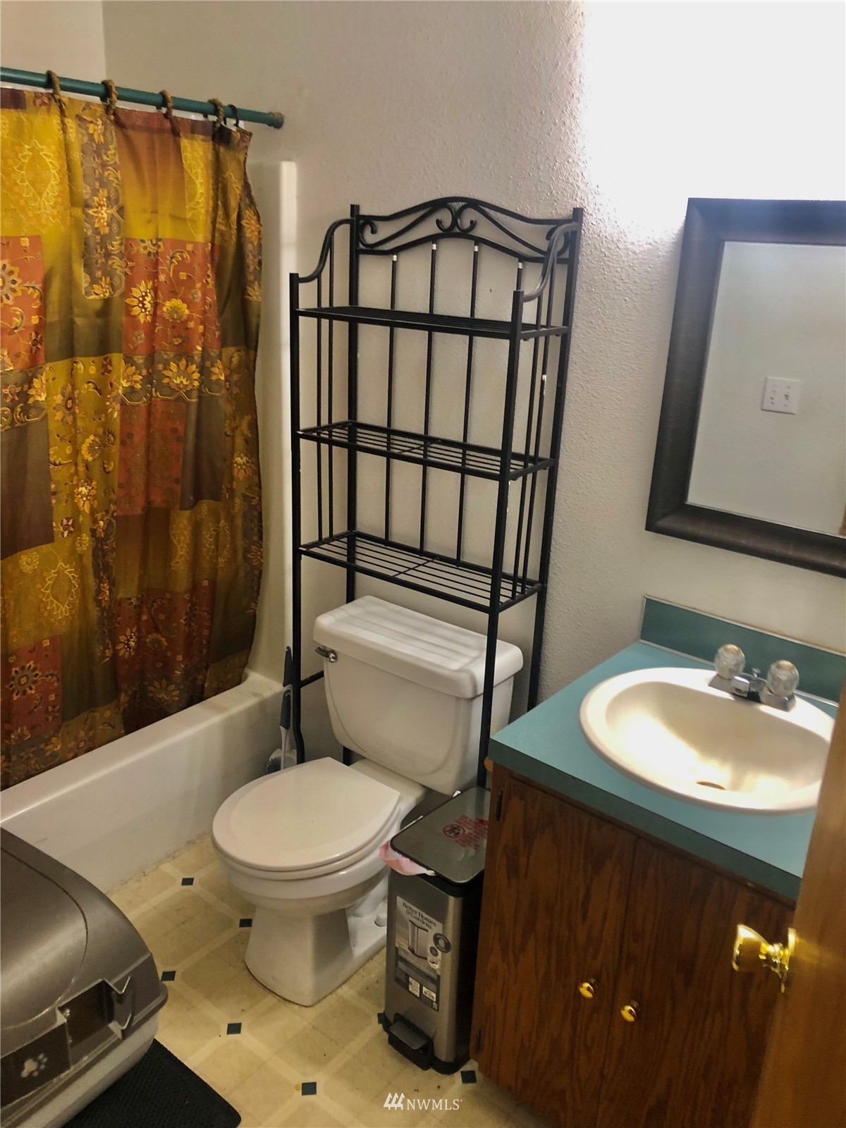 144 Morgan Road Toutle, WA 98649 - Photo 25 of 40 a bathroom with a toilet a sink and shower