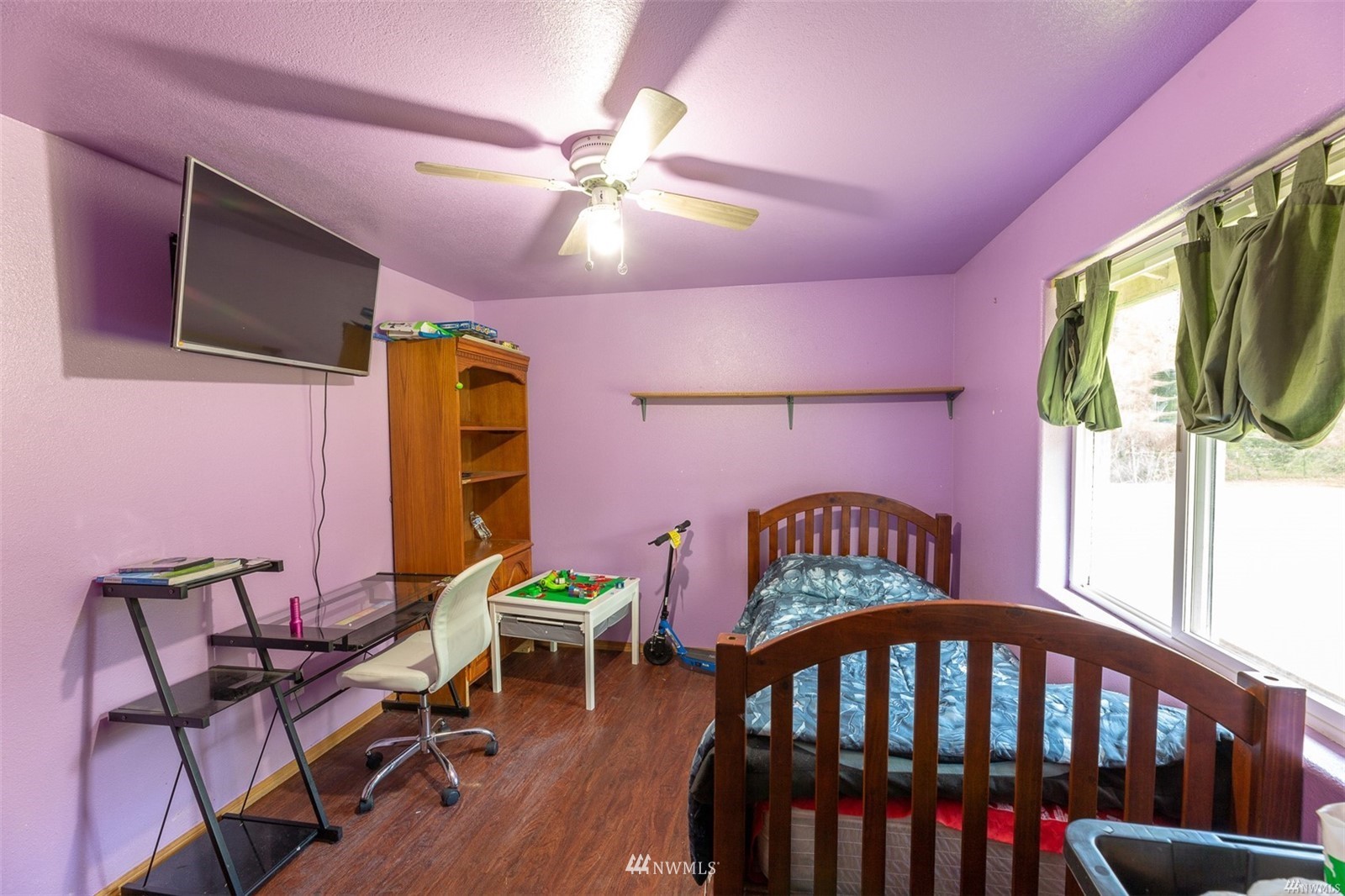 144 Morgan Road Toutle, WA 98649 - Photo 31 of 40 a bedroom with furniture and a window