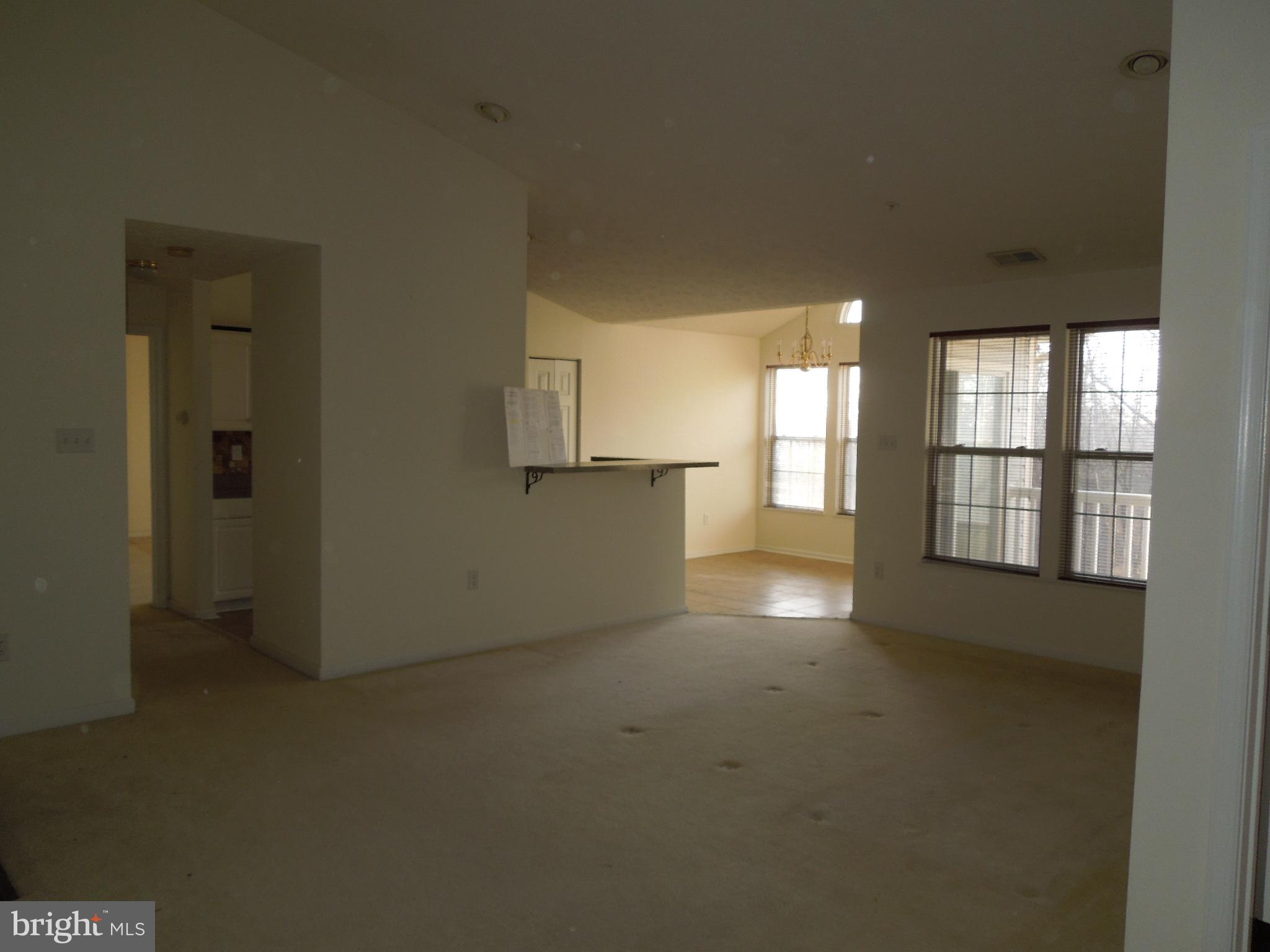 8233 Poplar Mill Road Baltimore, MD 21236 - Photo 5 of 20 Living room