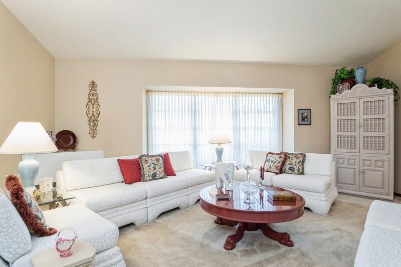 106 Timber Lane Jupiter, FL 33458 - Photo 4 of 35 Living room