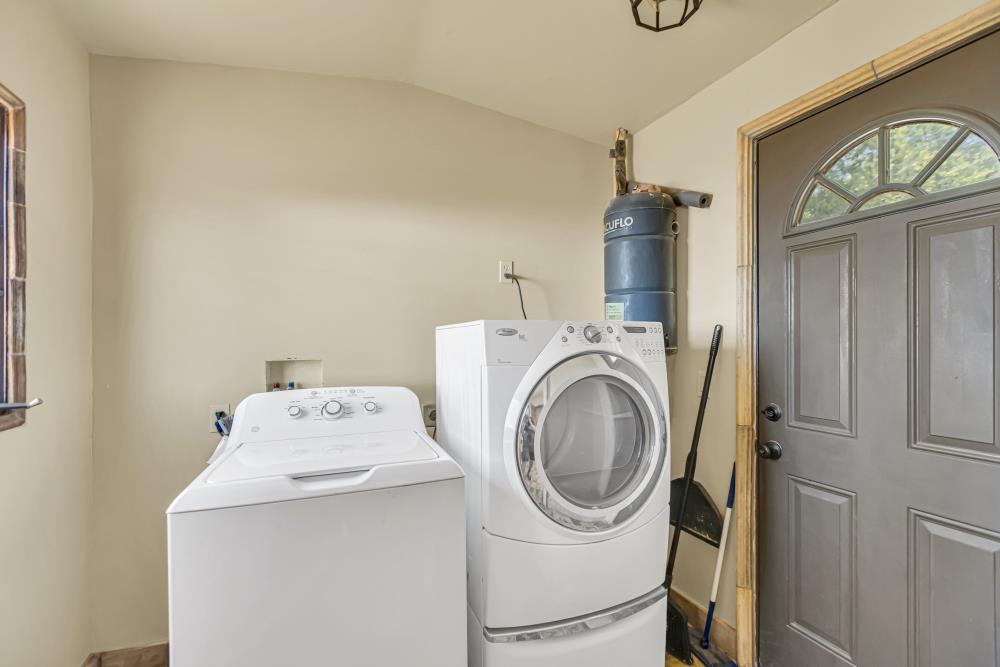 6780 McCourtney Road Lincoln, CA 95648 - Photo 19 of 37 a utility room with dryer and washer
