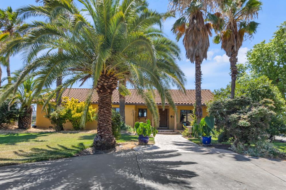 6780 McCourtney Road Lincoln, CA 95648 - Photo 5 of 37 a front view of a house with garden