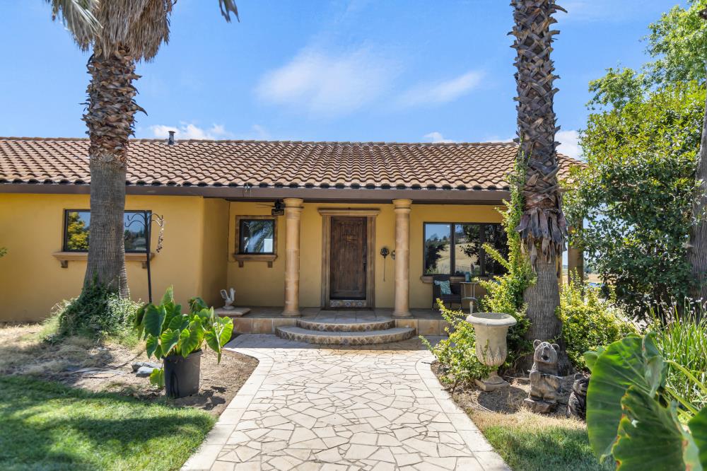 6780 McCourtney Road Lincoln, CA 95648 - Photo 6 of 37 a front view of a house with garden