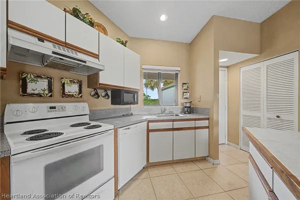 $95,000 | 4869 Casablanca Circle, Unit G22, Sebring, FL 33870