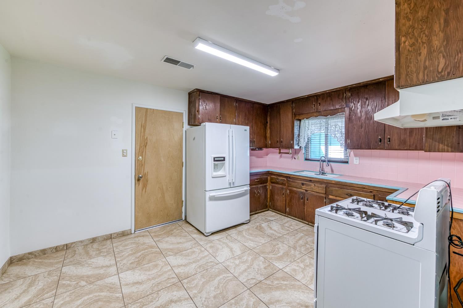 8625 La Vaca Way Hanford, CA 93230 - Photo 12 of 33 a kitchen with a stove a refrigerator and a sink