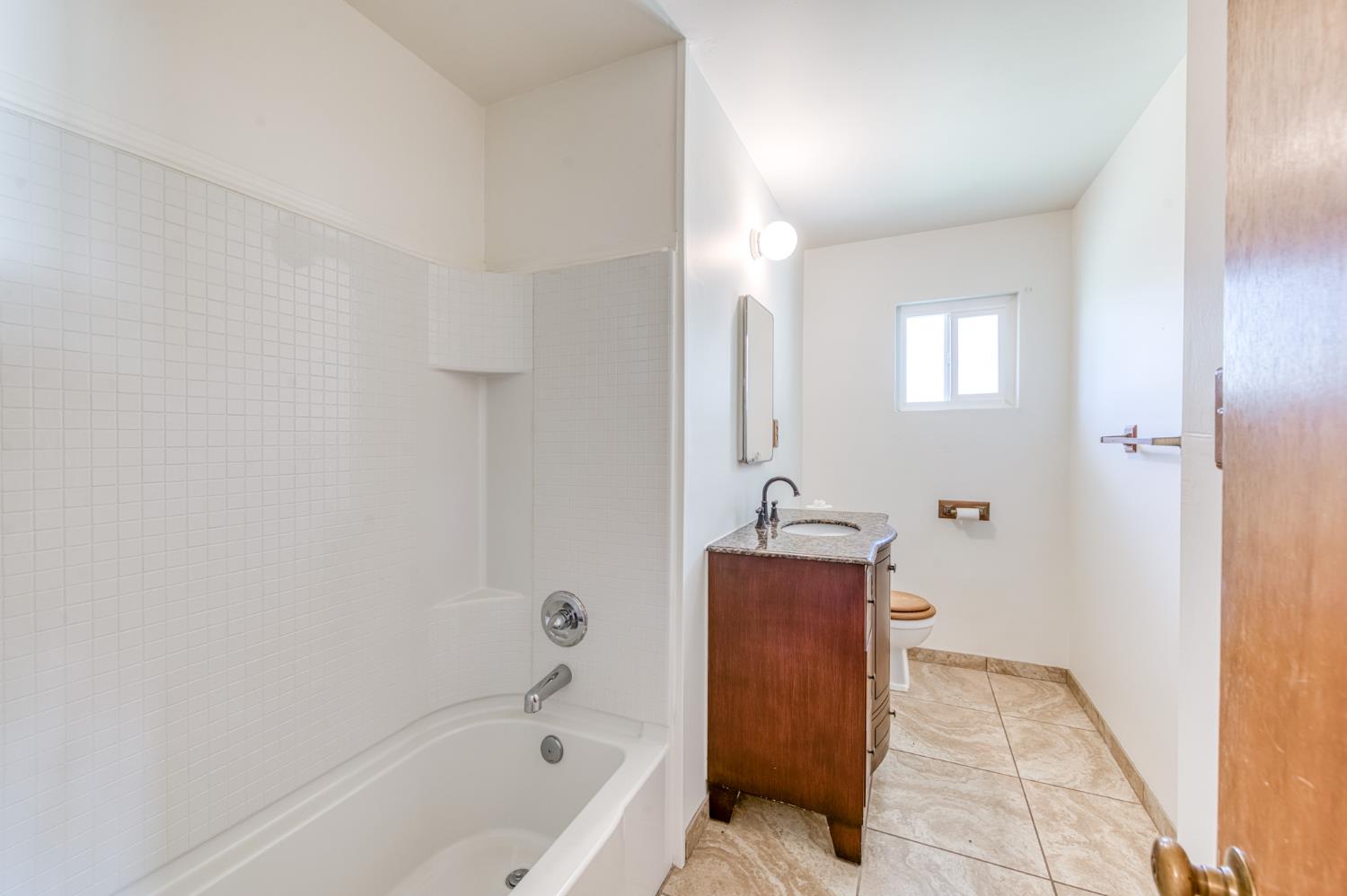 8625 La Vaca Way Hanford, CA 93230 - Photo 15 of 33 a bathroom with a bathtub sink and mirror