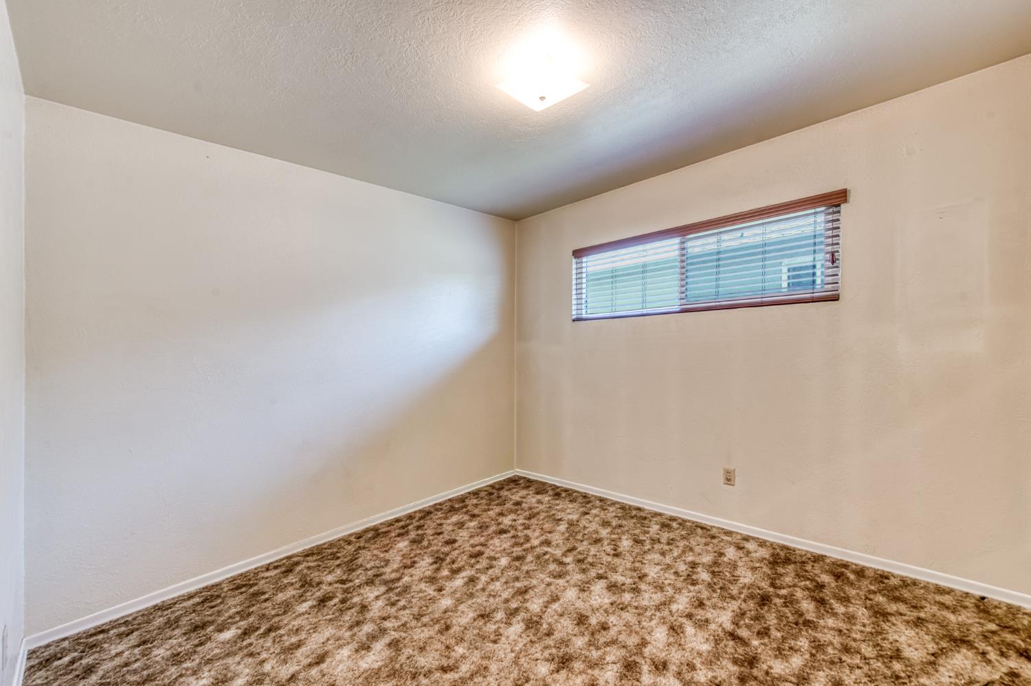 8625 La Vaca Way Hanford, CA 93230 - Photo 17 of 33 a view of a big room