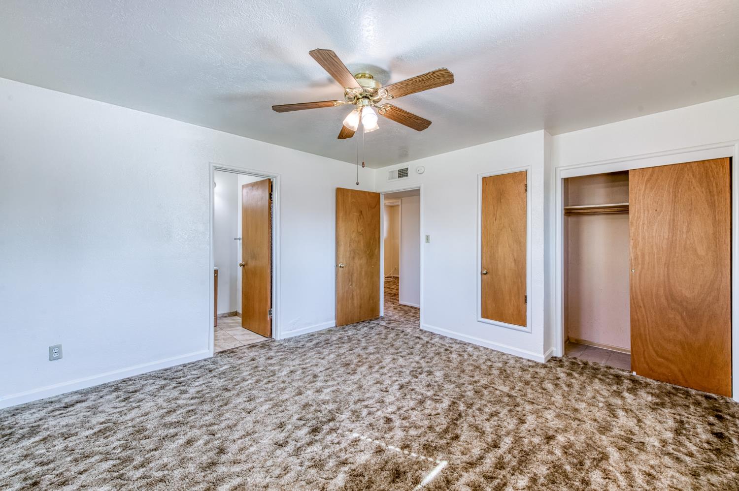8625 La Vaca Way Hanford, CA 93230 - Photo 20 of 33 a view of a livingroom with a ceiling fan and window