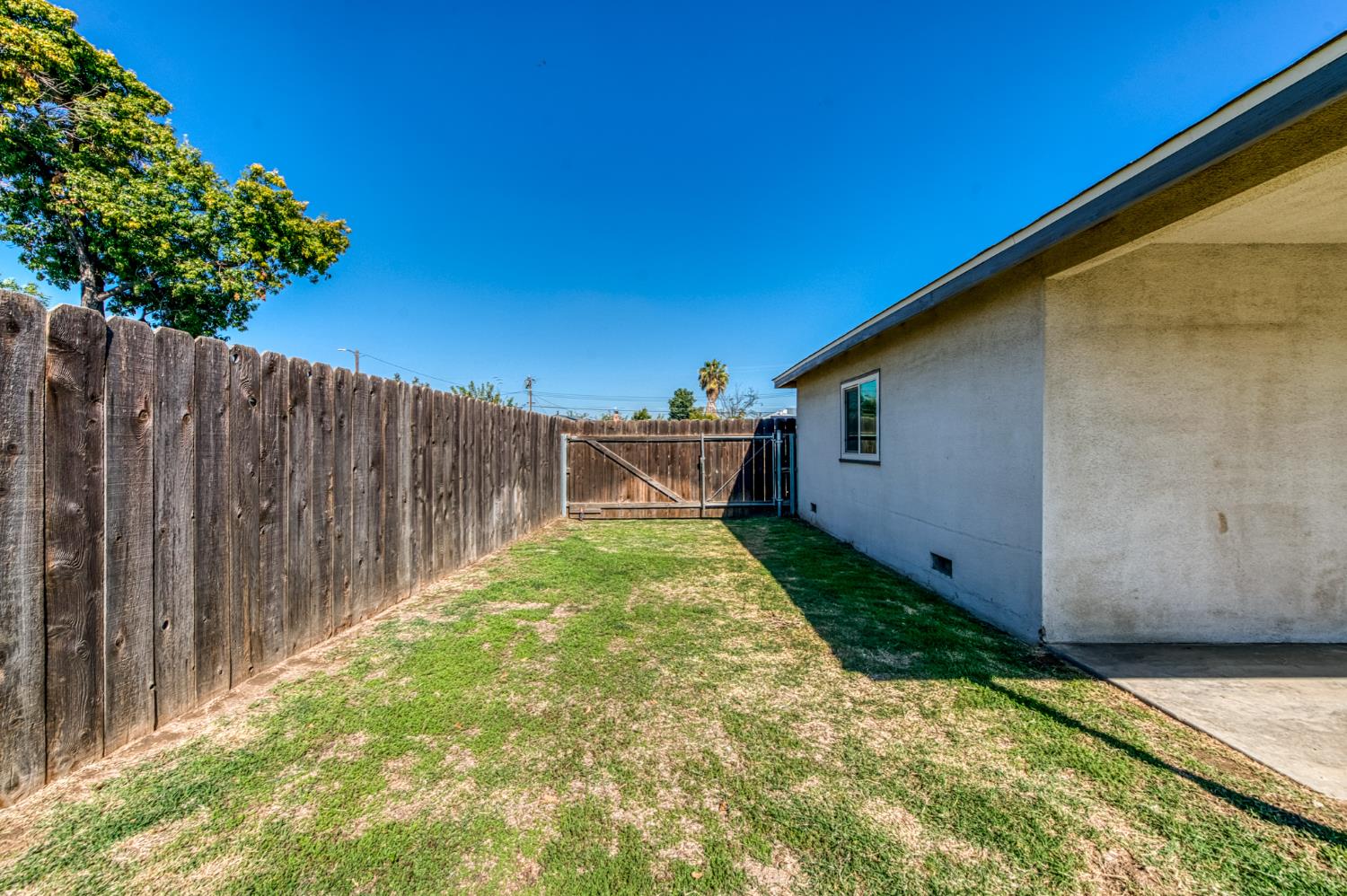 8625 La Vaca Way Hanford, CA 93230 - Photo 25 of 33 a view of backyard with wooden fence and flowers